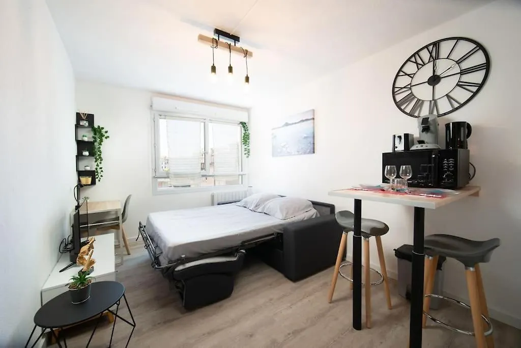 Fully Equipped Apartment St Charles Train Station location